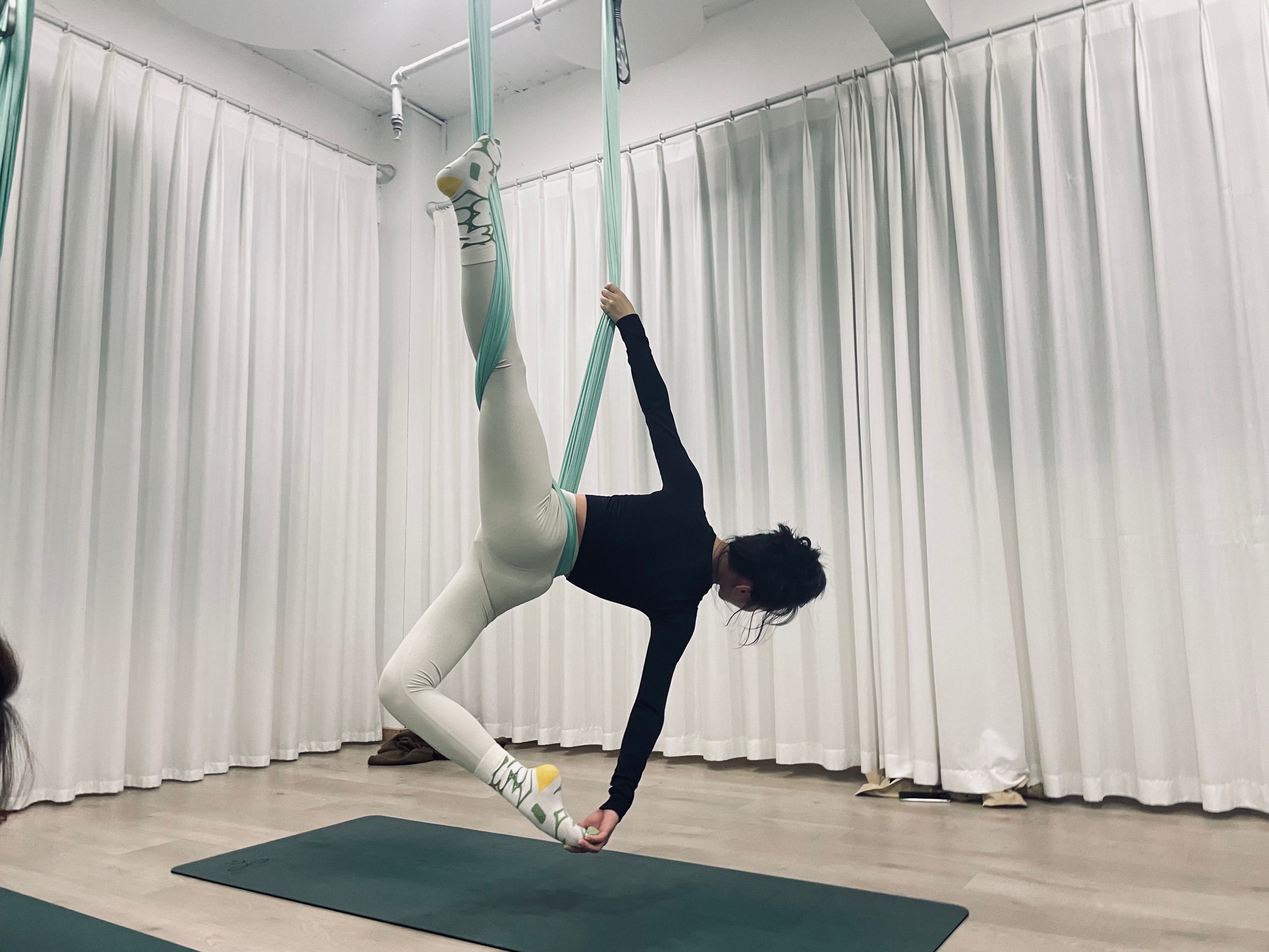 在城市屋顶举行的空中瑜伽秀,别样体验 在城市屋顶举行的空中瑜伽秀,别样体验